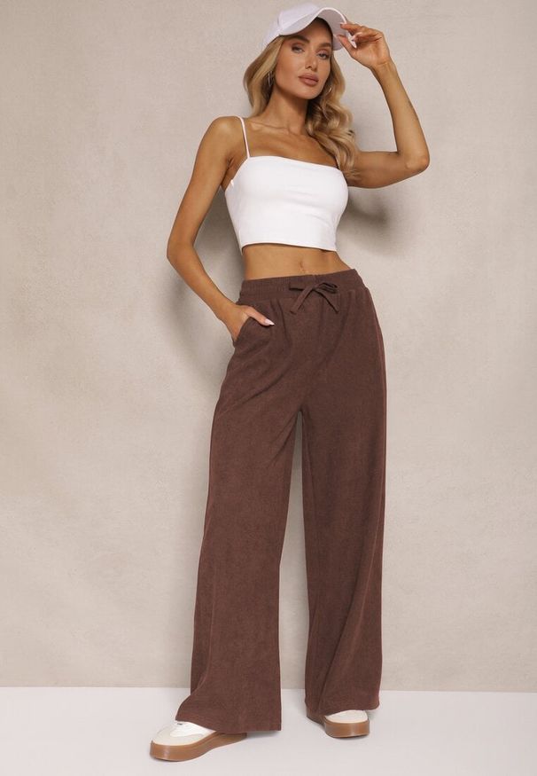 Renee - Brązowe Spodnie o Szerokim Kroju High Waist z Wiązaniem w Pasie Ettianne. Okazja: na co dzień. Stan: podwyższony. Kolor: brązowy. Styl: casual, elegancki
