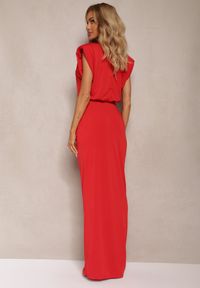 Renee - Czerwona Dopasowana Sukienka Maxi z Rozcięciem i Poduszkami w Ramionach Racbba. Kolor: czerwony. Styl: glamour, elegancki. Długość: maxi #3