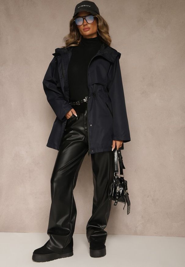 Renee - Granatowa Kurtka Parka o Klasycznym Kroju z Kapturem Cenelle. Okazja: na spacer. Typ kołnierza: kaptur. Kolor: niebieski. Materiał: jeans. Styl: klasyczny