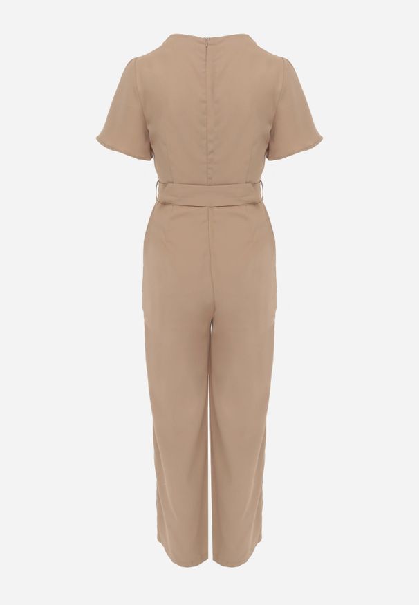 Renee - Beżowy Kombinezon VICES Ozdobiony Paskiem i Klamrą o Nieregularnym Kształcie Metilaeno. Kolor: beżowy. Wzór: aplikacja