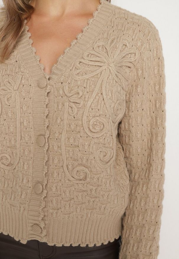 Born2be - Ciemnobeżowy Kardigan Oversize Zapinany na Guziki z Ozdobnym HaftemKalabrine. Kolor: beżowy. Materiał: materiał. Sezon: zima