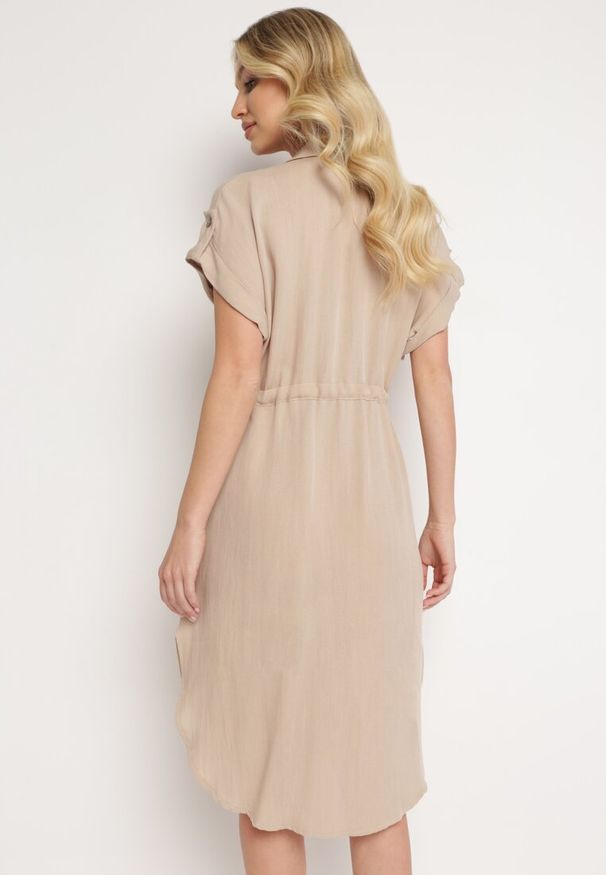 Born2be - Beżowa Koszulowa Sukienka Midi z Wiskozy na Guziki z Troczkiem i Wycięciami Alicana. Typ kołnierza: kołnierzyk klasyczny. Kolor: beżowy. Materiał: wiskoza. Typ sukienki: koszulowe. Styl: klasyczny. Długość: midi