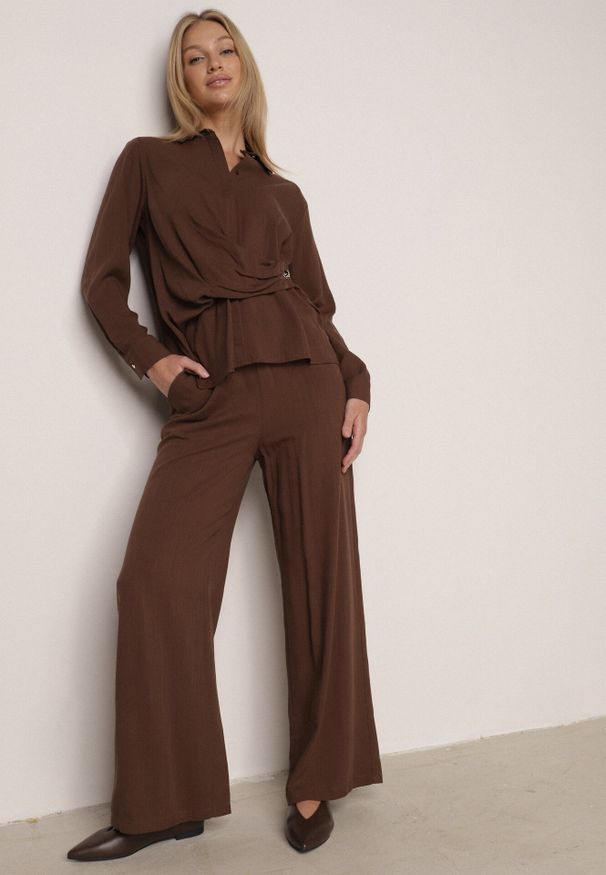 Born2be - Brązowy Wiskozowy Komplet Asymetryczna Koszula i Spodnie z Kieszeniami Moneia. Kolor: brązowy. Materiał: wiskoza