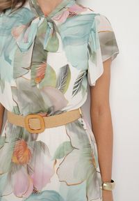 Born2be - Jasnozielona Sukienka o Rozkloszowanym Kroju z Wiązaniem przy Dekolcie i Paskiem Sorilina. Okazja: na co dzień. Kolor: zielony. Długość rękawa: krótki rękaw. Wzór: kwiaty. Styl: casual, elegancki #6