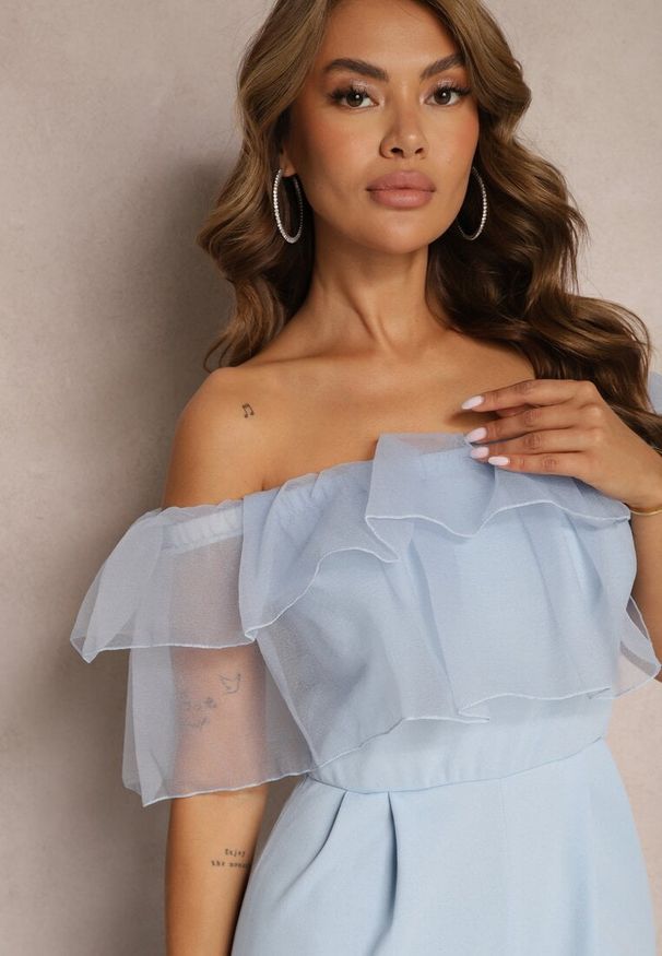 Renee - Jasnoniebieski Koktajlowy Kombinezon z Falbanką przy Dekolcie bez Rękawów Tessita. Kolor: niebieski. Długość rękawa: bez rękawów. Styl: wizytowy