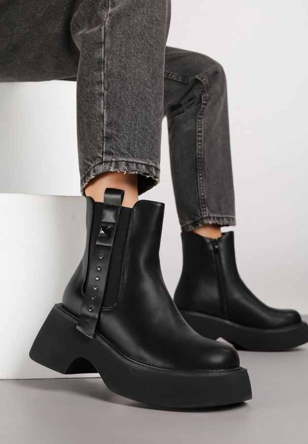 Born2be - Czarne Botki Sztyblety na Platformie z Metalicznymi Zdobieniami przy Cholewce Tulirina. Okazja: na co dzień. Zapięcie: zamek. Kolor: czarny. Materiał: skóra, jeans. Szerokość cholewki: normalna. Wzór: aplikacja. Obcas: na platformie. Styl: casual, rockowy
