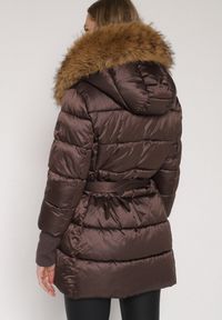 Born2be - Brązowa Kurtka z Pikowanymi Przeszyciami Paskiem i Kapturem z Futrem Lidanessa. Okazja: na co dzień. Kolor: brązowy. Materiał: futro. Styl: casual #4