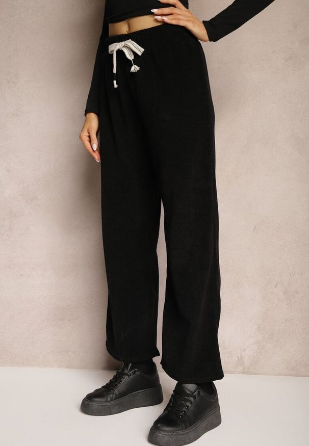 Renee - Czarne Spodnie Dresowe Prążkowane o Szerokim Kroju High Waist Iriallia. Okazja: na co dzień. Stan: podwyższony. Kolor: czarny. Materiał: dresówka, prążkowany. Styl: casual, elegancki