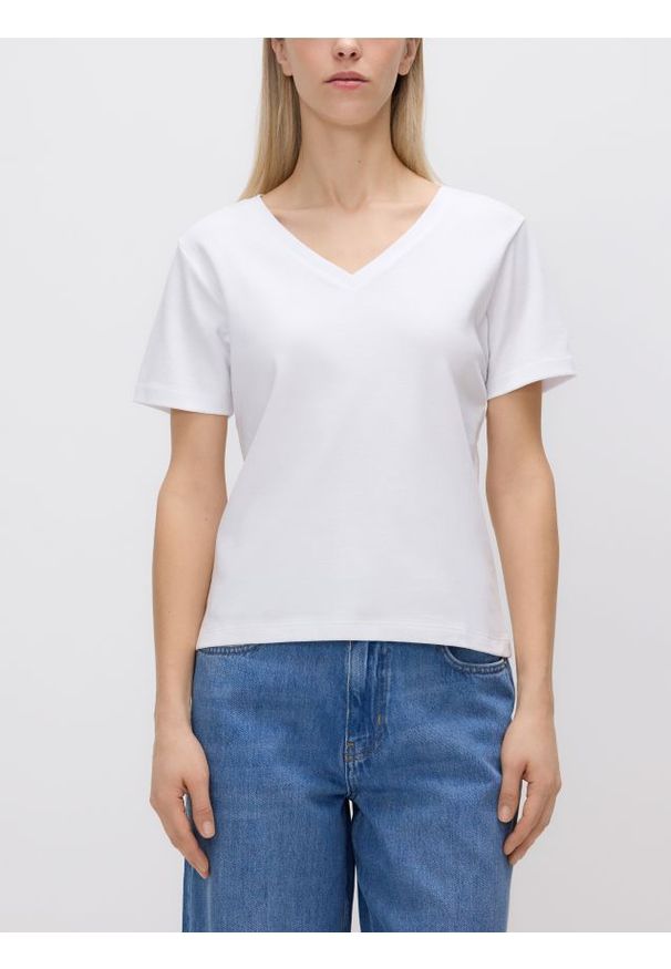 Reserved - Gładki t-shirt - biały. Kolor: biały. Materiał: dzianina, bawełna. Wzór: gładki