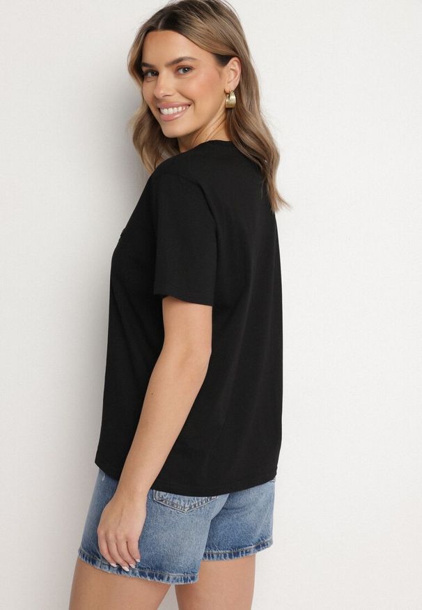 Born2be - Czarny T-shirt z Bawełny o Kroju Oversize z Haftem i Cekinami Uliowena. Okazja: na co dzień, na spacer. Kolor: czarny. Materiał: bawełna. Wzór: haft. Sezon: lato. Styl: casual
