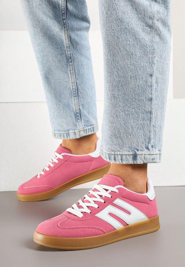 Renee - Ciemnoróżowe Sneakersy Kultowe Tenisówki Zdobione Przeszyciami Eveltewia. Okazja: na co dzień. Kolor: różowy. Materiał: jeans. Wzór: aplikacja
