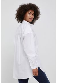 Armani Exchange Koszula bawełniana damska kolor biały relaxed ze stójką. Typ kołnierza: kołnierzyk stójkowy. Kolor: biały. Materiał: bawełna. Długość rękawa: długi rękaw. Długość: długie. Wzór: aplikacja