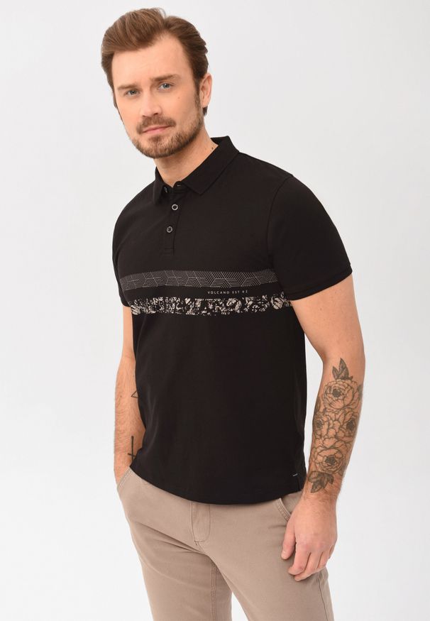Volcano - Polo z nadrukiem O-STEV. Okazja: na co dzień. Typ kołnierza: polo. Kolor: czarny. Materiał: prążkowany, bawełna, materiał. Długość rękawa: krótki rękaw. Długość: krótkie. Wzór: nadruk. Styl: casual, klasyczny