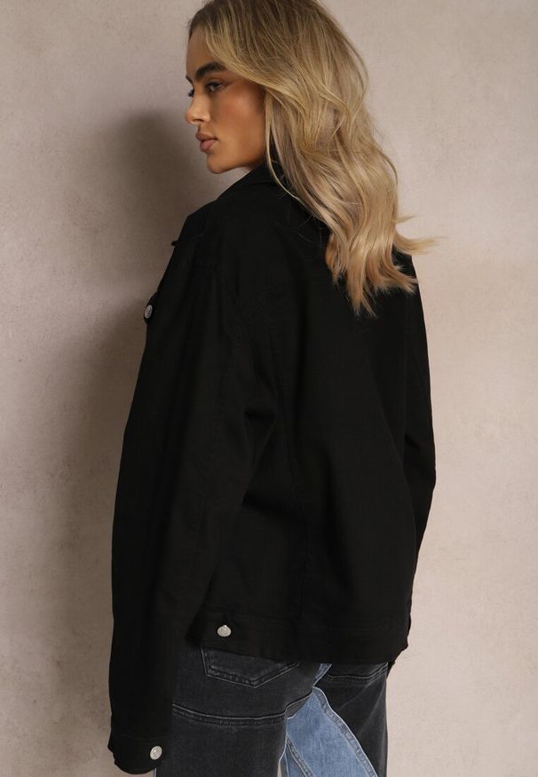 Renee - Czarna Jeansowa Kurtka z Bawełny z Metalicznym Guzikami Urielati. Kolor: czarny. Materiał: bawełna, jeans. Wzór: aplikacja. Styl: rockowy