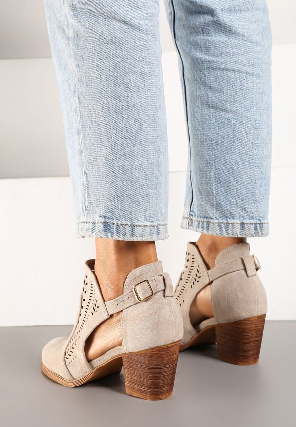 Renee - Jasnobeżowe Ażurowe Botki Vices na Słupku w Stylu Kowbojek Ozdobione Wycięciem Isfedi. Okazja: na co dzień. Zapięcie: sprzączka. Kolor: beżowy. Materiał: koronka, jeans. Wzór: aplikacja, ażurowy. Obcas: na słupku. Styl: casual, elegancki. Wysokość obcasa: średni