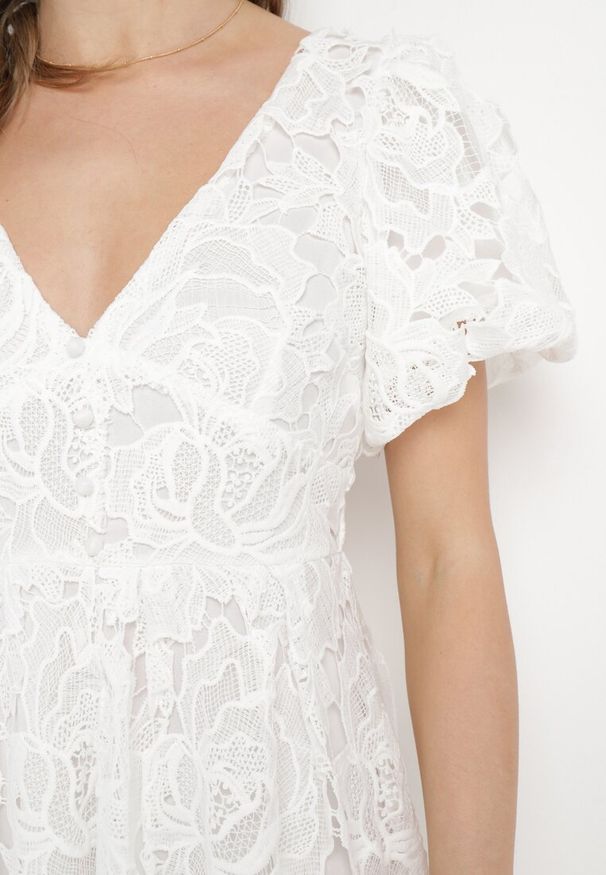 Born2be - Biała Sukienka Koronkowa z Krótkim Bufiastym Rękawem Ulessa. Okazja: na imprezę. Kolor: biały. Materiał: koronka