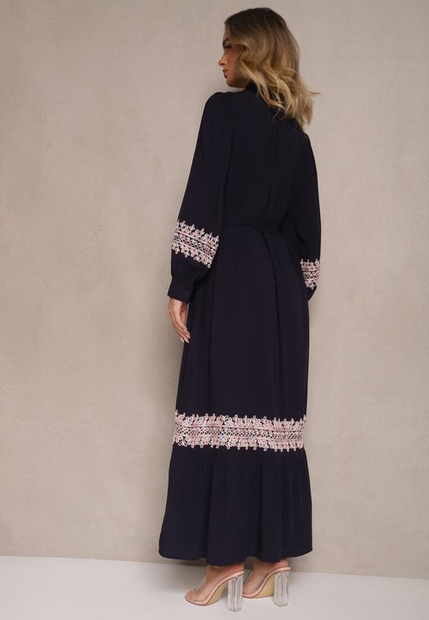 Renee - Granatowa Wiskozowa Sukienka Boho o Rozkloszowanym Kroju ze Stójką i Haftem Kolessaria. Okazja: na co dzień. Typ kołnierza: kołnierzyk stójkowy. Kolor: niebieski. Materiał: wiskoza. Długość rękawa: długi rękaw. Wzór: haft. Typ sukienki: rozkloszowane. Styl: boho