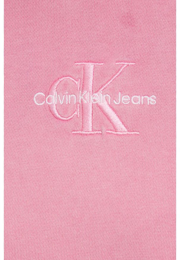 Calvin Klein Jeans Bluza damska kolor fioletowy z kapturem z aplikacją. Okazja: na co dzień. Typ kołnierza: kaptur. Kolor: fioletowy. Materiał: dzianina. Długość rękawa: długi rękaw. Długość: długie. Wzór: aplikacja. Styl: casual