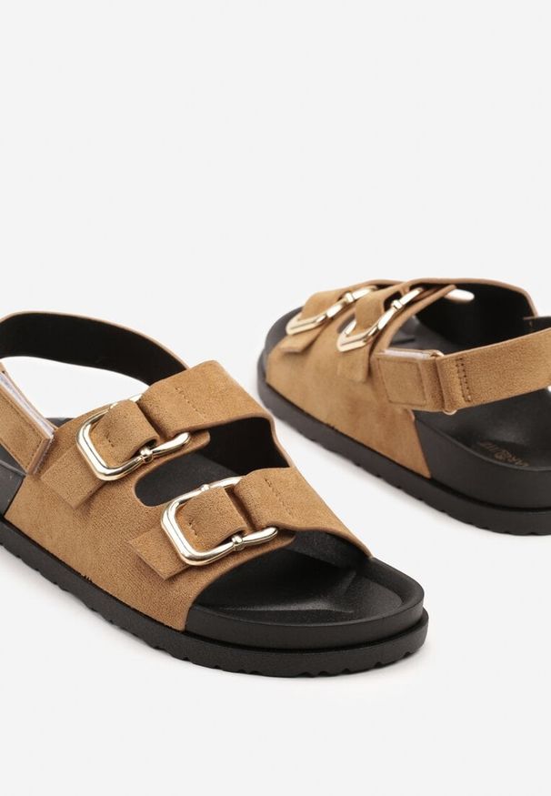 Born2be - Jasnobrązowe Sandały z Ozdobnymi Klamrami i Paskiem na Rzep Nurimaya. Okazja: na spacer. Zapięcie: klamry. Kolor: brązowy. Materiał: jeans. Styl: elegancki