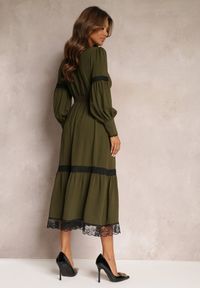 Renee - Ciemnozielona Maxi Sukienka o Rozkloszowanym Kroju z Ozdobną Koronką i Mankietami Kante. Kolor: zielony. Materiał: koronka. Wzór: koronka. Typ sukienki: rozkloszowane. Długość: maxi #5