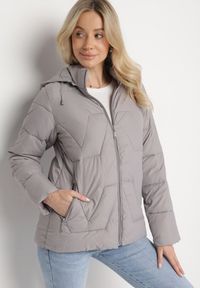 Born2be - Jasnoszara Kurtka z Szerokim Pikowaniem i Kapturem Yasidi. Okazja: na co dzień. Kolor: szary. Materiał: jeans. Styl: casual, elegancki #4