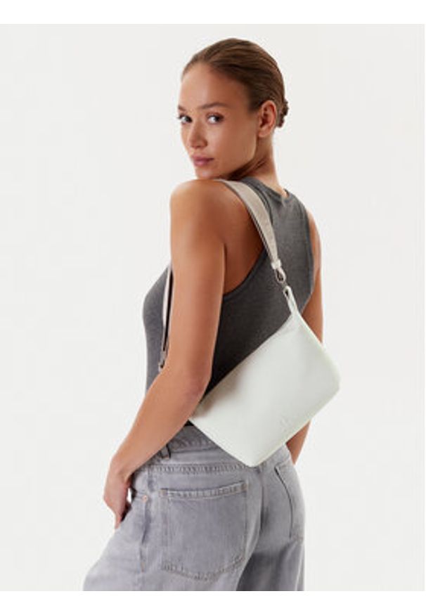 Calvin Klein Jeans Torebka Ultralight Shoulder Bag LV04K3131G Biały. Kolor: biały. Materiał: skórzane
