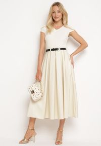 Born2be - Beżowa Rozkloszowana Sukienka z Paskiem z Imitacji Skóry Drinna. Typ kołnierza: dekolt w kształcie V. Kolor: beżowy. Materiał: skóra. Długość rękawa: krótki rękaw. Wzór: aplikacja. Styl: elegancki #4