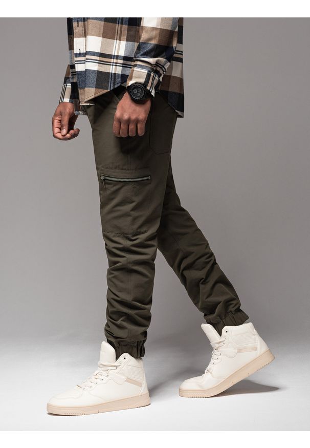 Ombre Clothing - Męskie spodnie joggery z kieszeniami cargo i printem – ciemnooliwkowe V5. Okazja: na co dzień. Kolor: oliwkowy. Materiał: guma, tkanina, poliester, materiał, bawełna, elastan. Wzór: nadruk. Styl: casual