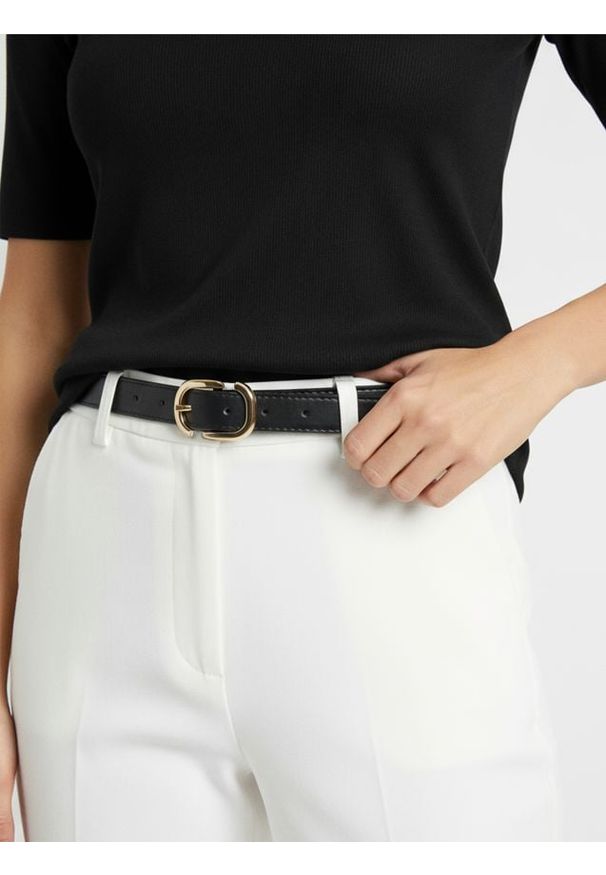 Sinsay - Pasek z imitacji skóry ze złotą klamrą - czarny. Kolor: czarny. Materiał: skóra