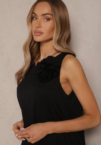 Renee - Czarny Kombinezon z Wiskozą Ozdobiona Kwiatem Broszką 3D Solio. Okazja: na co dzień. Kolor: czarny. Materiał: wiskoza. Długość: długie. Wzór: aplikacja, kwiaty. Styl: casual, elegancki