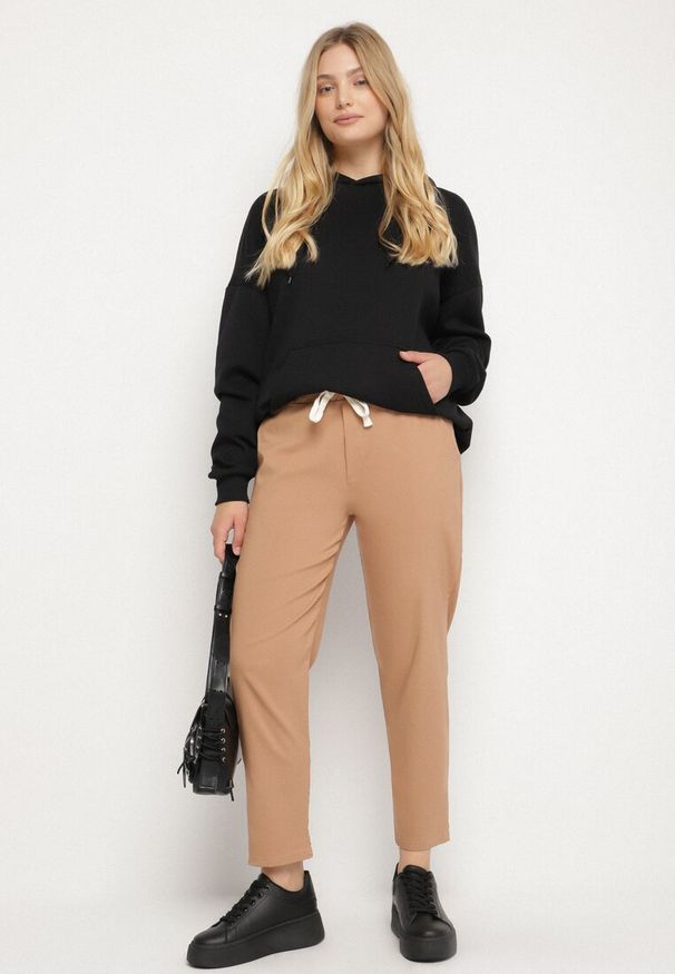 Born2be - Beżowe Spodnie z Bawełny Ozdobione Sznurkiem z Napisem Olemira. Okazja: na co dzień. Kolor: beżowy. Materiał: bawełna. Wzór: aplikacja, napisy. Styl: casual