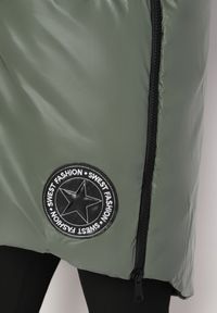 Born2be - Zielona Kamizelka Długa z Kapturem Ozdobiona Naszywką Zapinana na Napy Nevettea. Okazja: na co dzień. Typ kołnierza: kaptur. Kolor: zielony. Długość: długie. Wzór: aplikacja. Styl: casual, elegancki #2