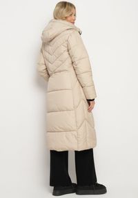 Born2be - Ciemnobeżowa Długa Kurtka Pikowana z Dwustronnym Suwakiem i Ściągaczami przy Kapturze Fezida. Okazja: na co dzień, na spotkanie biznesowe. Kolor: beżowy. Materiał: tkanina. Długość rękawa: długi rękaw. Długość: długie. Wzór: aplikacja. Styl: biznesowy, casual, elegancki #7