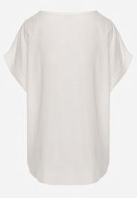 Renee - Biała Bluzka z Lnem i Wiskozą o Nietoperzowym Kroju z Krótkim Rękawem Herira. Okazja: na co dzień. Typ kołnierza: dekolt w serek. Kolor: biały. Długość: krótkie. Wzór: aplikacja. Materiał: wiskoza, len. Długość rękawa: krótki rękaw. Sezon: lato. Styl: elegancki, casual #6