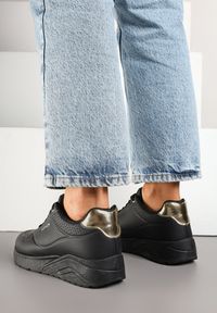 Renee - Czarne Buty Sportowe Sneakersy na Podeszwie z Tłoczeniami Zdobione Metaliczną Wstawką Arulla. Kolor: czarny. Materiał: jeans. Wzór: aplikacja #3