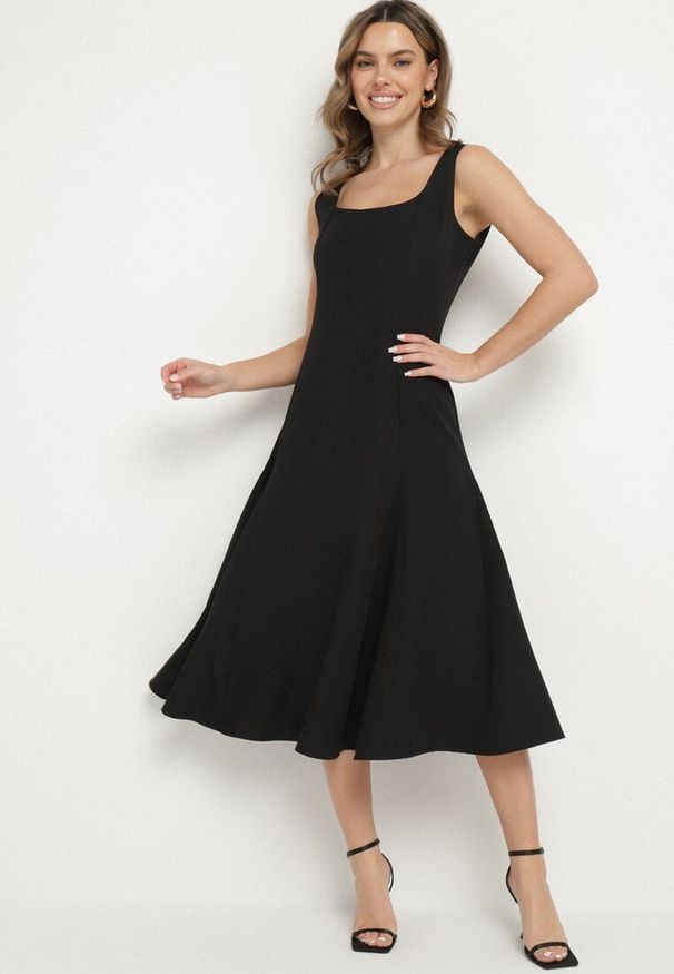 Born2be - Czarna Klasyczna Sukienka o Rozkloszowanym Kroju Delure. Okazja: na imprezę. Typ kołnierza: dekolt kwadratowy. Kolor: czarny. Wzór: aplikacja. Styl: klasyczny