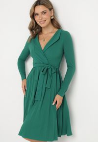 Born2be - Zielona Midi Sukienka z Plisowanym Dołem i Kopertowym Dekoltem z Materiałowym Paskiem Obebba. Kolor: zielony. Materiał: materiał. Typ sukienki: kopertowe. Styl: elegancki. Długość: midi #2