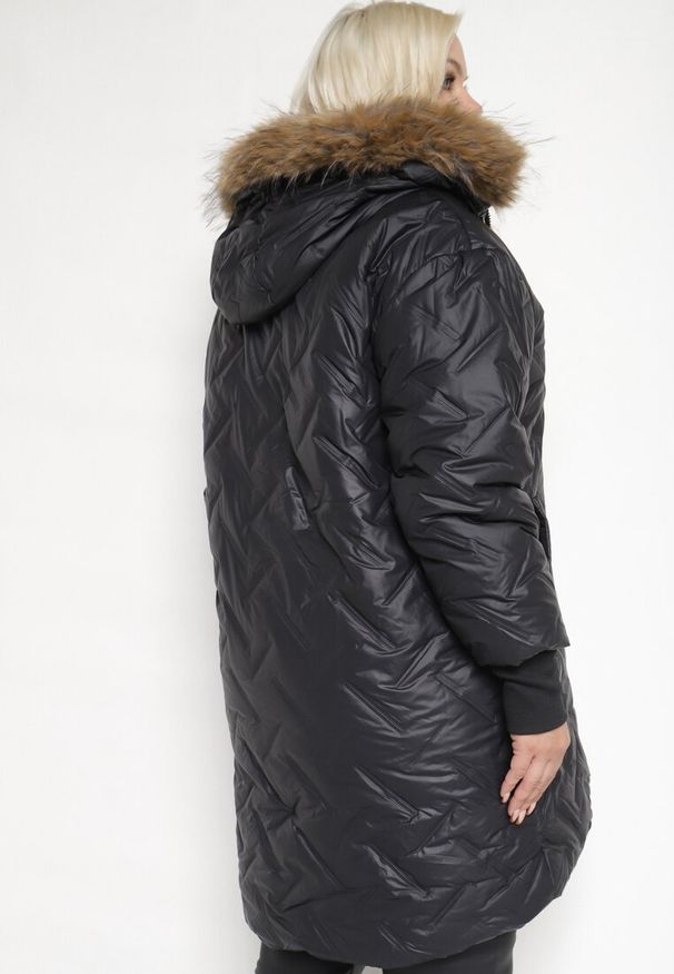 Born2be - Czarna Kurtka Pikowana z Kapturem z Futerkiem z Możliwością Odpięcia Rinnavia. Okazja: na co dzień. Typ kołnierza: kaptur. Kolekcja: plus size. Kolor: czarny. Długość: długie. Wzór: aplikacja. Materiał: futro. Długość rękawa: długi rękaw. Styl: elegancki, casual