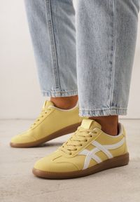 Renee - Żółte Sneakersy w Stylu Tenisówek Ozdobione Geometrycznymi Paskami Zitora. Okazja: na co dzień. Zapięcie: pasek. Kolor: żółty. Wzór: geometria, aplikacja #3