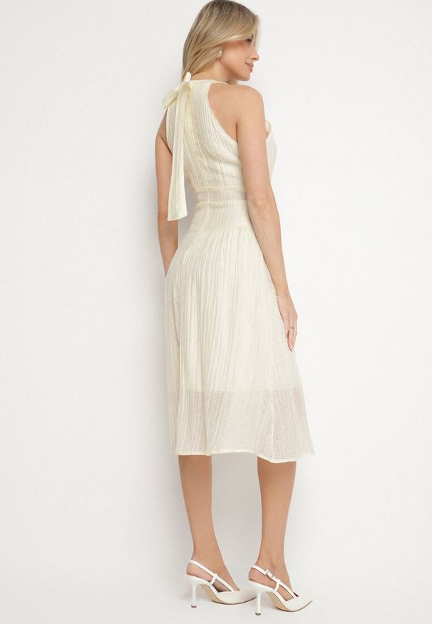 Born2be - Jasnobeżowa Rozkloszowana Sukienka z Tłoczonej Tkaniny z Wiązaniem z Tyłu Nimioretta. Okazja: na ślub cywilny, na wesele, na imprezę. Kolor: beżowy. Materiał: tkanina. Wzór: aplikacja. Typ sukienki: rozkloszowane. Styl: elegancki