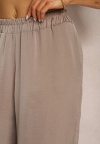 Renee - Ciemnobeżowe Wiskozowe Spodnie Szerokie High Waist Rissalene. Okazja: do pracy, na spotkanie biznesowe. Stan: podwyższony. Kolor: beżowy. Materiał: wiskoza. Styl: elegancki, biznesowy