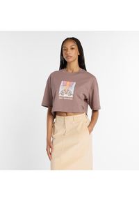 Koszulka damska New Balance WT53904EAS – brązowa. Kolor: brązowy. Materiał: bawełna. Wzór: kolorowy, napisy #1