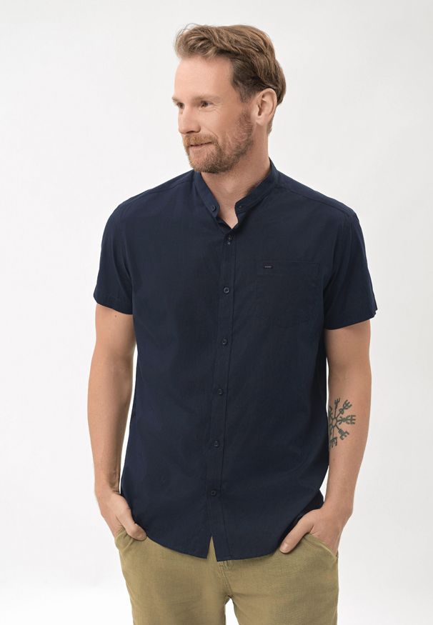 Volcano - Koszula ze stójką, Slim Fit, C-IBERO. Okazja: na co dzień. Typ kołnierza: kołnierzyk stójkowy. Kolor: niebieski. Materiał: jeans, tkanina, materiał, bawełna. Długość rękawa: krótki rękaw. Długość: krótkie. Styl: klasyczny, casual, elegancki