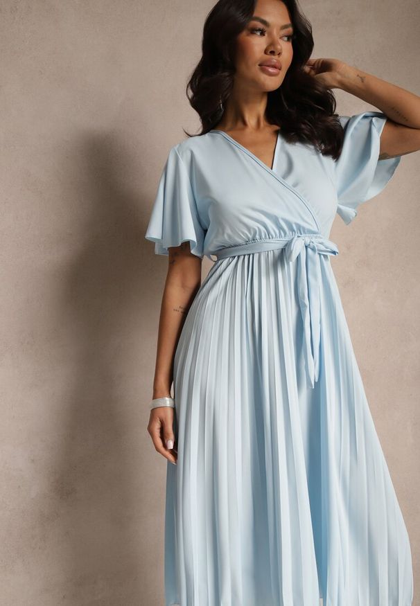 Renee - Jasnoniebieska Sukienka Wiązana w Talii z Plisowaniem na Dole Dorseki. Kolor: niebieski. Materiał: materiał, tkanina. Styl: elegancki