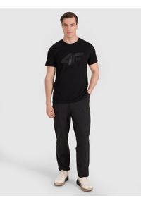 4f - 4F T-shirt regular z nadrukiem męski - czarny 3XL. Okazja: na co dzień. Kolor: czarny. Materiał: dzianina, bawełna, jersey. Długość rękawa: krótki rękaw. Długość: krótkie. Wzór: nadruk. Styl: klasyczny, sportowy, casual