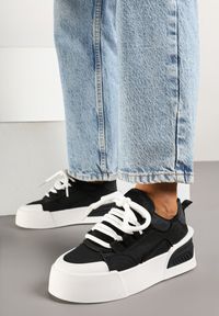 Renee - Czarne Sneakersy Chunky Typu Trampki na Niskiej Platformie Elanoriela. Okazja: na co dzień. Zapięcie: sznurówki. Kolor: czarny. Materiał: jeans. Obcas: na platformie #5