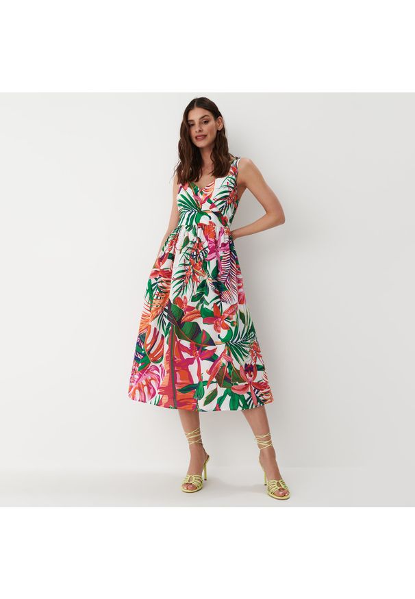 Mohito - Kolorowa sukienka midi na szerokich ramiączkach - Różowy. Kolor: różowy. Długość rękawa: na ramiączkach. Wzór: kolorowy. Długość: midi