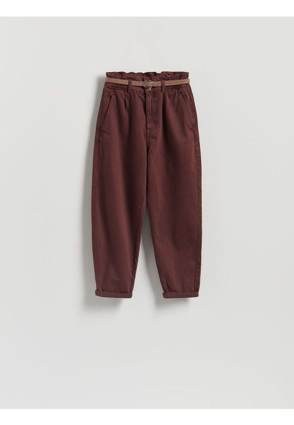 Reserved - Jeansy paperbag z paskiem - mahoniowy. Kolor: brązowy