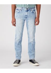 Wrangler - WRANGLER LARSTON MĘSKIE SPODNIE JEANSOWE DUSKY CLOUD W18SYJZ53 112331151