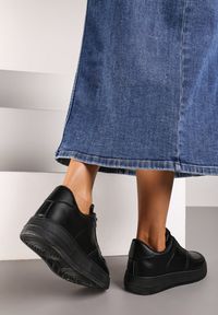 Renee - Czarne Sznurowane Sneakersy Ozdobione Perforacją Ellemisa. Okazja: na spotkanie biznesowe, na co dzień. Kolor: czarny. Materiał: jeans, materiał. Wzór: aplikacja #5